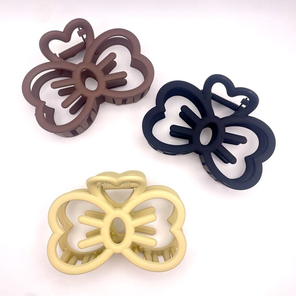 Accessories - HELLO KITTY BOW | Large Claw Hair Clips | Set of 3 (Brand New!) 💘
